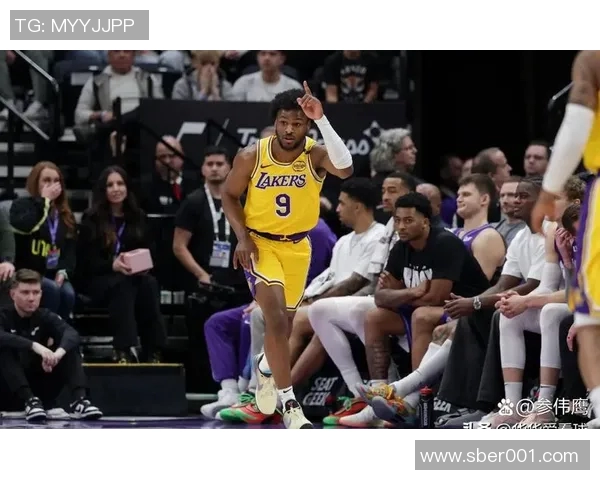 热火与湖人对决莫里斯表现抢眼引发球迷热议 热火与湖人对决莫里斯表现抢眼引发球迷热议