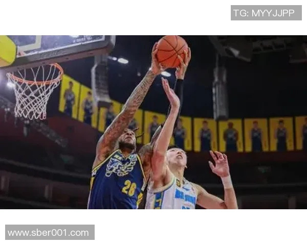 山东男篮迎战广东宏远全力争胜展现球队实力与斗志