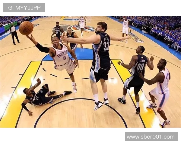 威少对阵灰熊精彩瞬间回顾展现篮球魅力与激情的巅峰对决 威少对阵灰熊精彩瞬间回顾展现篮球魅力与激情的巅峰对决