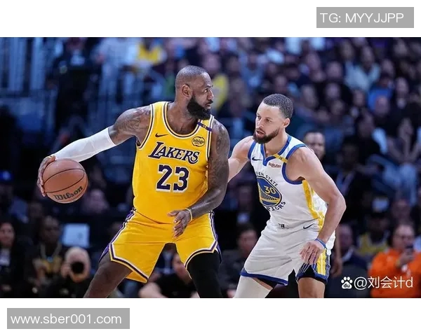詹姆斯在勇士对骑士的比赛中上演惊天爆扣引发全场沸腾